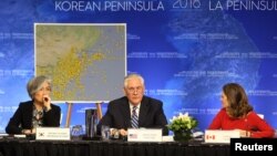 （左起）韩国外交部长康京和，美国国务卿蒂勒森和加拿大外交部长克里斯蒂安·弗里兰出席温哥华朝鲜半岛安全与稳定问题外长会议（2017年11月9日）