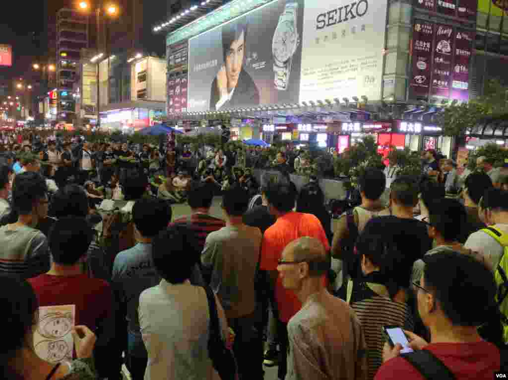 香港警民在旺角对峙 (美国之音海彦 拍摄)
