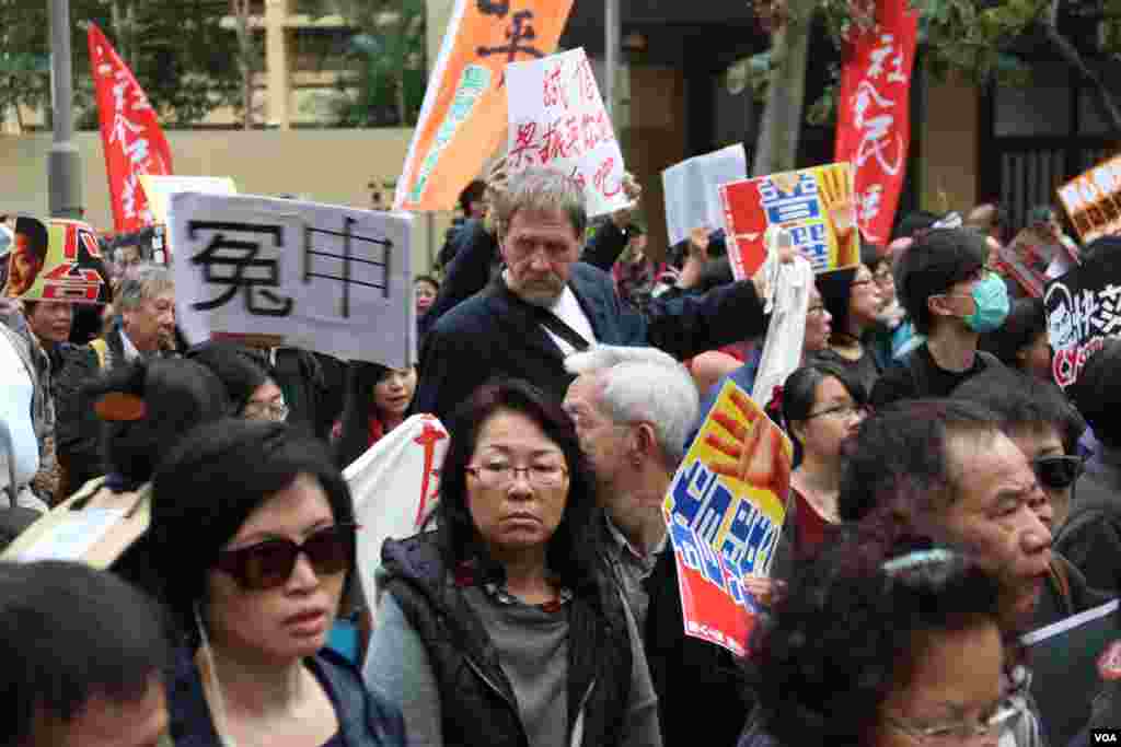 游行队伍中的外国人士(美国之音海彦拍摄)