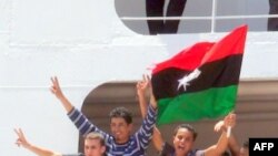 Các thanh niên được Hội Chữ Thập Ðỏ đưa từ Tripoli về Benghazi