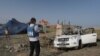 Співробітник ООН оглядає автомобіль гуманітарної організації "Світова центральна кухня", який постраждав внаслідок ізраїльського повітряного удару в центральній частині Гази 2 квітня 2024 року. (Фото: AFP)