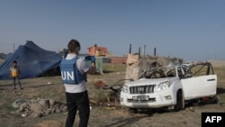 Співробітник ООН оглядає автомобіль гуманітарної організації "Світова центральна кухня", який постраждав внаслідок ізраїльського повітряного удару в центральній частині Гази 2 квітня 2024 року. (Фото: AFP)