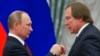 Архівне фото 2016 року: Російський президент Путін нагороджує Сергія Ролдугіна, віолончелиста, якого уряд США вважає управляючим грошима Путіна. Москва. (AP Photo/Іван Секретарев, pool)