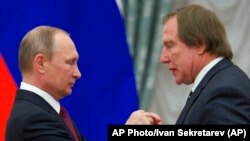 Архівне фото 2016 року: Російський президент Путін нагороджує Сергія Ролдугіна, віолончелиста, якого уряд США вважає управляючим грошима Путіна. Москва. (AP Photo/Іван Секретарев, pool)