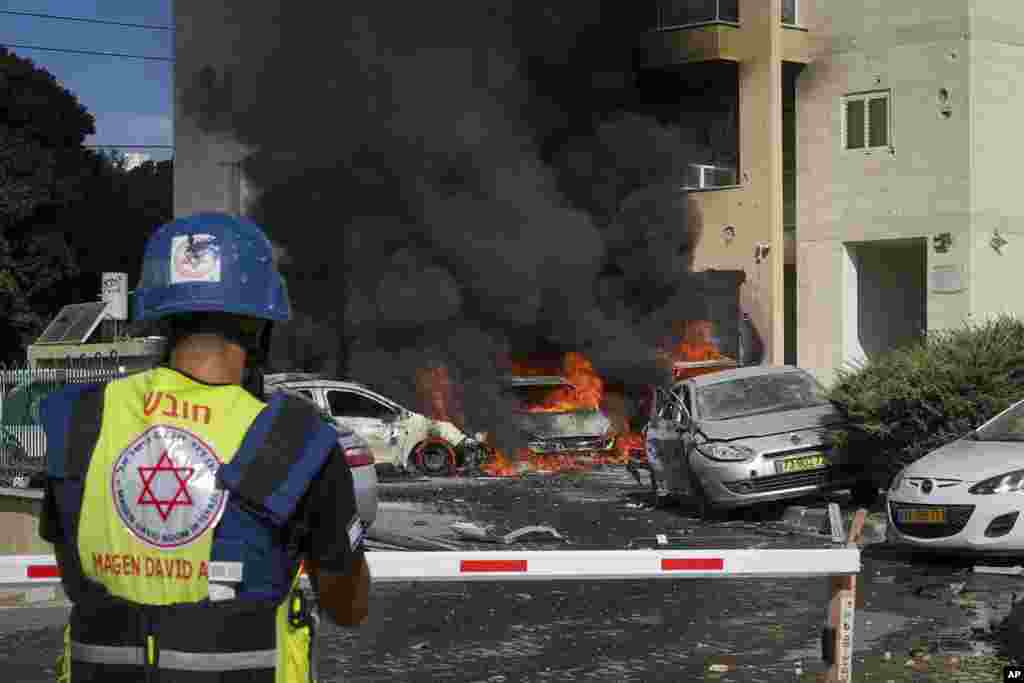 Magari yanawaka moto baada ya roketi iliyofyatuliwa kutoka Gaza kulipuka kwenye eneo la kuegesha magari mjini Ashkelon, kuisni mwa Israel. 