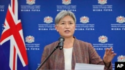 澳大利亚外长黄英贤今年6月在一个记者会上。