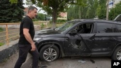 Мэр Славянска Вадим Лях в центре города после российского обстрелаю 30 июня 2022.