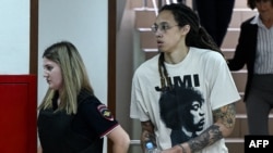 莫斯科郊外一家法庭7月1日开庭审理美国女子职篮明星布兰妮∙格里纳（Brittney Griner）所谓的“贩毒案”。照片显示格里纳戴着手铐被法警带入法庭。（法新社照片）