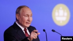 Президент Росії Володимир Путін виголошує промову на економічного форуму у Санкт-Петербурзі, Росія, 17 червня 2022 року. Reuters/Максим Шеметов