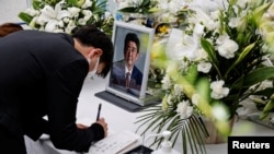 日本民众2022年7月11日继续吊念遇刺身亡的前首相安倍晋三。（路透社）