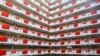 香港一座居民楼挂满中国国旗和香港旗帜。（2022年6月26日）