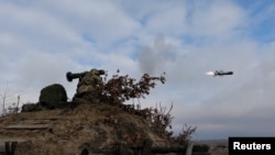 Архівне фото: Військовий ЗСУ стріляє з "Джавеліна" під час навчань, Україна, 2022 рік. Ukrainian Joint Forces Operation Press Service/Handout via REUTERS 