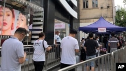 上海市民排队接受新冠病毒核酸检测。（2022年7月6日）