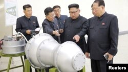 朝鲜最高领导人金正恩(中)视察朝鲜导弹基地