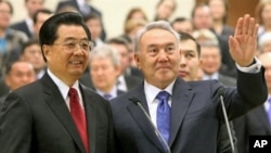 中国国家主席胡锦涛和哈萨克斯坦总统纳扎尔巴耶夫在油气管道开通仪式上