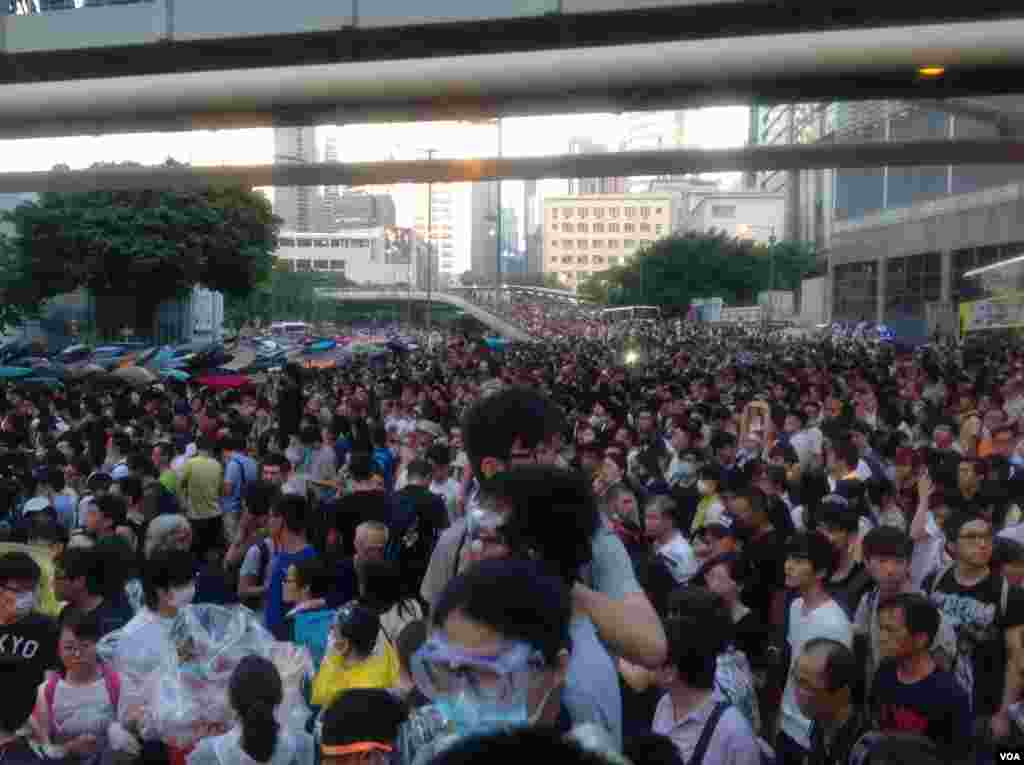港人声援占中抗拒警方封锁中环金钟多处瘫痪（美国之音海彦拍摄） 