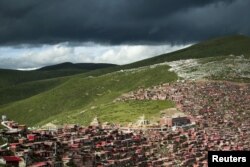 在中国四川省甘孜藏族自治州色达县境内的喇荣五明佛学院的房舍（2013年7月23日）