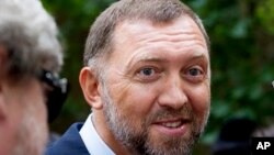 Російський металургійний магнат Олег Дерипаска заробив гроші на алюмінієвому бізнесі, близьким соратником президента Росії Володимира Путіна. Його активи замороженні у США. На архівному фото з 2015 року Дерипаска на святкуванні Дня Незалежності США у Москві, Росія. (AP)