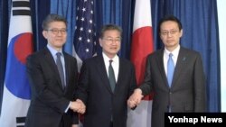 韩国特别代表金烘均（左）、美国对朝政策代表尹汝尚（中）与日本外务省亚洲与大洋洲事务局总干事金杉宪治（右）2017年2月27日在美国华盛顿会晤