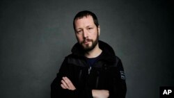 Мстислав Чернов під час отримання нагороди Джорджа Полка за серію репортажів про війну. Нагорода присуджуються щорічно за особливі досягнення в журналістиці. 