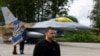 Президент України Зеленський розмовляє із журналістами перед винищувачем F-16 у невідомому місці в Україні, 4 серпня 2024 року.