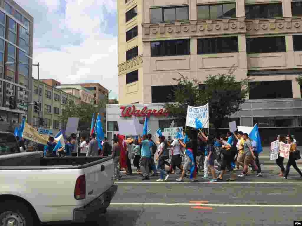 2015年7月12日维吾尔人和支持者在美国首都华盛顿街头游行并聚集在泰国驻美大使馆前抗议泰国把100余名维吾尔人强行递解回中国。(美国之音乌兹别克语组拍摄) 