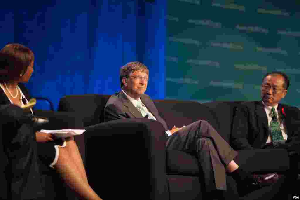 Chủ tịch Microsoft, Bill Gates, và Chủ tịch Ngân hàng Thế giới, Jim Yong Kim, tham gia hội nghị, 23/7/2012. (Alison Klein/VOA)