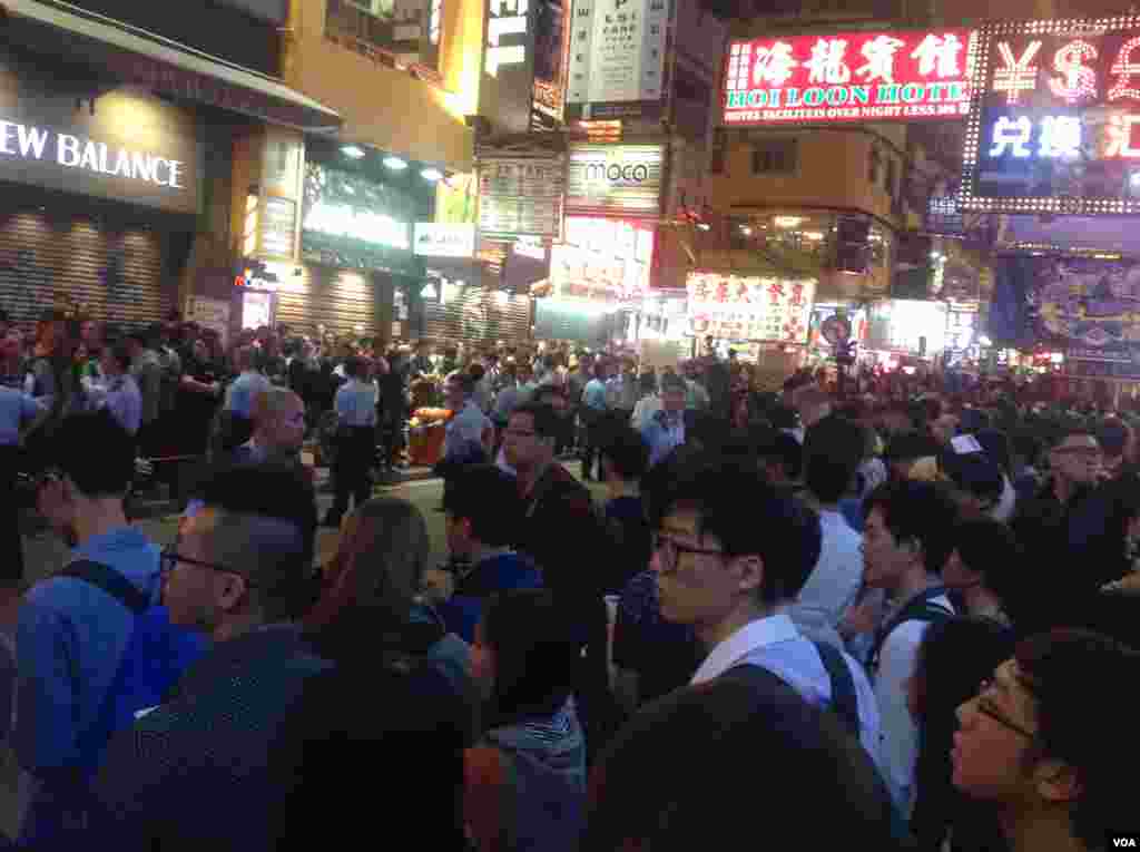 大批市民連續第二晚在旺角與警方「巷戰」 (美國之音海彥拍攝 )