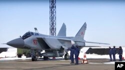 俄罗斯空军一架米格-31战斗机携带新型高超音速导弹准备从俄罗斯南部的一个空军基地起飞。（2018年3月11日）