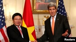 美国国务卿约翰•克里与越南副总理兼外长范平明在美国国务院（2014年10月2日）