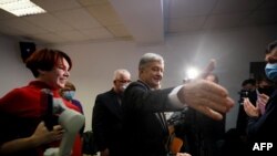 Колишній президент України Петро Порошенко вітає журналістів у Варшаві, 16 січня 2022 року