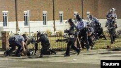 美国密苏里州弗格森的警察在一位警察遭到枪击后作出反应（2015年3月12日）