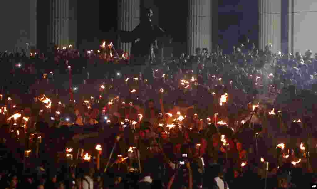 Thousands of people take part in a march from the entrance of the Havana University with torches to mark the 165th anniversary of the birth of Cuba's national independence hero Jose Marti and to pay tribute to late revolutionary leader Fidel Castro in Havna, Jan. 27, 2018.