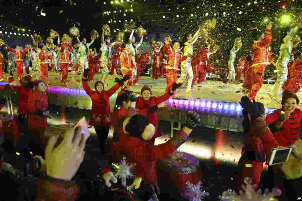 北京市民除夕夜倒计时迎接2018年1月1日新年的到来。