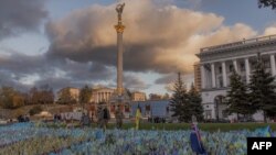 Вшанування загиблих українських військових на Майдані незалежності в Києва, 23 жовтня 2023 року. (Photo by Roman PILIPEY / AFP