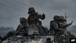 在乌克兰顿涅茨克州，乌军乘坐装甲运兵车前往武赫莱达尔附近的前沿阵地。(2023年5月1日)