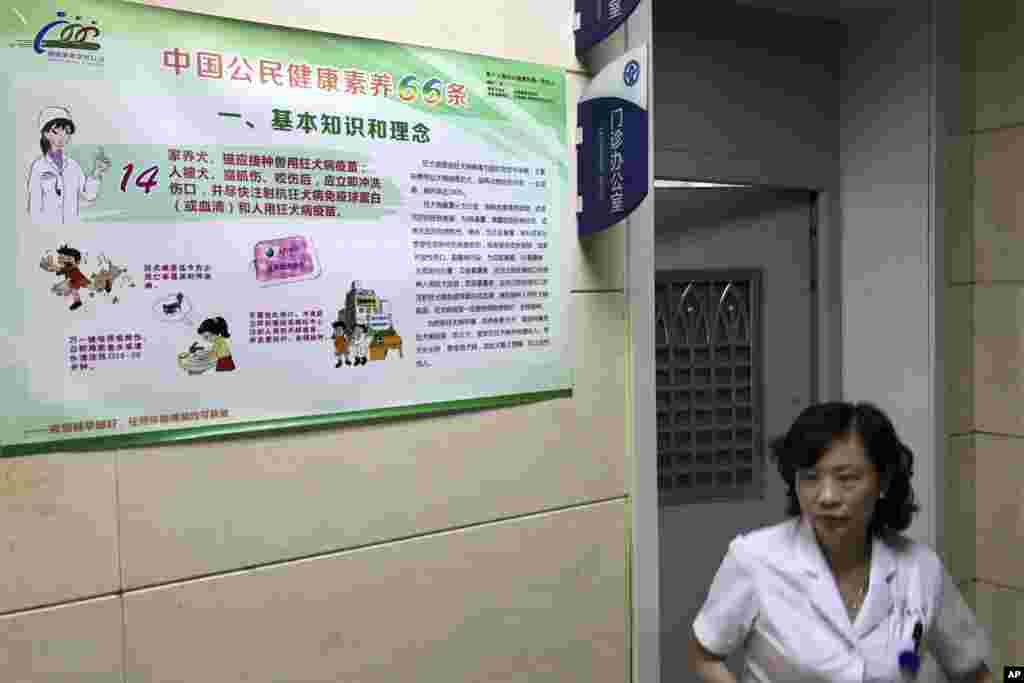 北京一家医院张贴的狂犬病疫苗信息,有医护人员走过(2018年7月23日)。中国长春长生生物公司被勒令停止生产并从市场上收回疫苗。此前,中国国家药监局查出这家公司伪造生产和质检记录。相关新闻在社交媒体上引发批评声浪。长生生物公司去年就因为被发现一批疫苗不达标而被勒令停止生产这些疫苗。中国过去10年中出现了一系列伪劣食品和药物,政府一直努力在国内和国外重振人们对中国食品和药物的信心。最恶劣的一次食品伪劣事件发生在2008年。有30万儿童在食用三聚氰胺毒奶粉后生病,其中六人死亡。