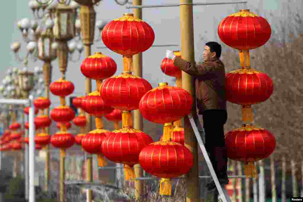 河南许昌街头挂红灯，迎接新春（2017年1月15日）