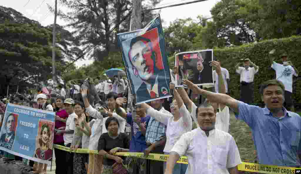 Người dân reo hò khi Tổng thống Mỹ Barack Obama đến thăm nhà của lãnh đạo đối lập Aung San Suu Kyi ở Rangoon, Miến Điện, ngày 19 tháng 11, 2012.
