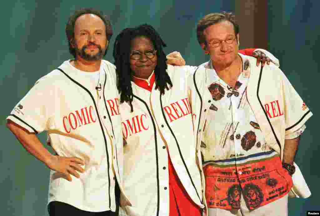 Diễn viên hài Robin Williams, Billy Crystal, và Whoopi Goldberg trên sân khấu của Radio City Music Hall, New York vào cuối chương trình HBO "Comic Relief 8" , ngày 14/6/1998.