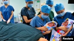 中国陕西西安某妇产医院的一名产妇刚刚生产一对双胞胎（资料照片）