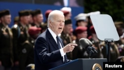 Президент США Джо Байден виступає на церемонії в Нормандії з нагоди 80-ї річниці висадки союзників, 6 червня 2024. REUTERS/Benoit Tessier