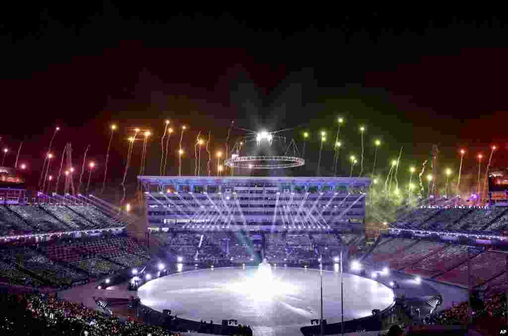 Зупуск феєрверків під час церемонії відкриття Зимових Олімпійських ігор 2018 в Пхйончхані у Південній Кореї, 9 лютого, 2018 