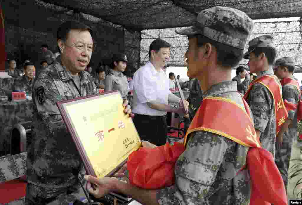 2011年8月6日,中国济南军区司令员范长龙(左)在山东潍坊给军事技能大赛的优胜者发奖。 2018年2月2日,中共中央军委举行慰问驻京部队老干部迎新年文艺演出,范长龙在台下前排就座,坐在中共中央军委副主席许其亮旁边。央视报道此事的名单中,已经不在中共中央军委的国家中央军委副主席范长龙和国防部长常万全排在中共中央军委副主席后面,中共中央军委4位委员前面。有媒体把这解读为“公开亮相显示被查消息不确实”,也有媒体指出徐才厚垮台前也曾在这类场合露面。