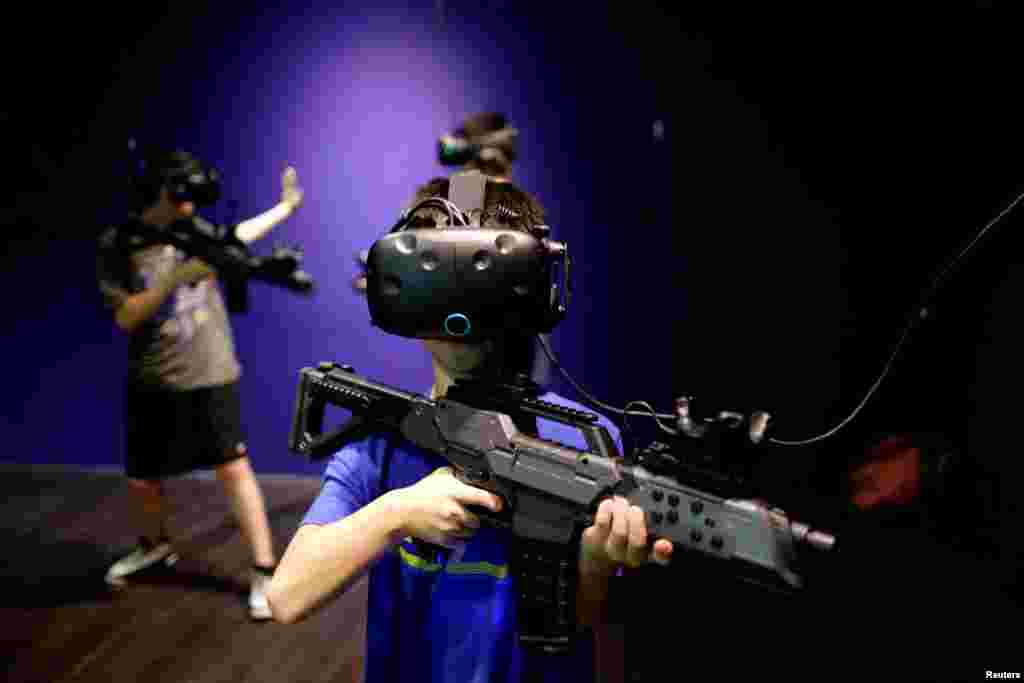 2010年8月1日，台北，在台湾第一家 Viveland&nbsp;VR 虚拟实境乐园，孩子们戴着 HTC Vive Virtual Reality（VR）头盔和眼镜玩耍。