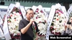 支联会举行清明献花悼念六四死难者(网络视频截图)