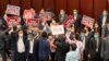 香港立法会内会闹双胞爆冲突 民主派批建制派联同法律顾问夺权