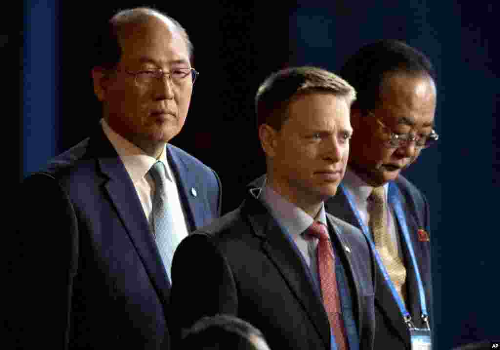 美国代表团团长,川普总统的特别助理兼国家安全委员会负责东亚事务的博明(中,Matt Pottinger,又译马修·波廷格),朝鲜对外经济相金英才(Kim Yong Jae,右)在北京参加 “一带一路”国际合作高峰论坛开幕式(2017年5月14日)。博明曾经担任华尔街日报驻北京记者,后来参加美国海军陆战队。