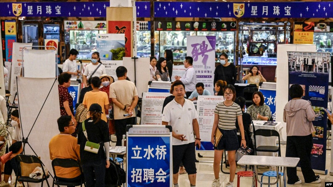 2023年8月19日在北京立水橋舉辦的個招聘會。似乎廣告牌比前來應聘的人還要多。