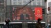 北京街头的大屏幕显示中国领导人习近平在参加全国人大会议的开幕式。（2021年3月5日）